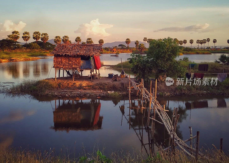 缅甸蒲甘湖中央的小屋