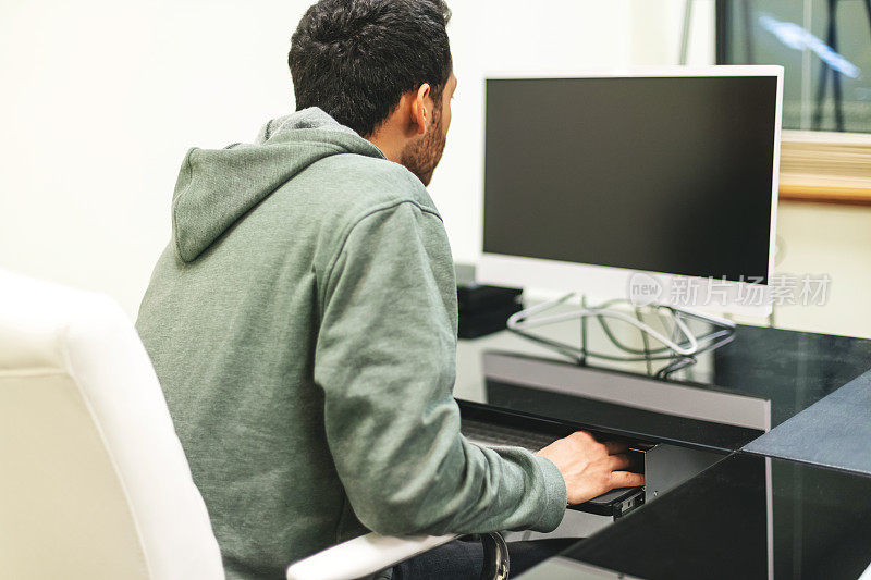 在西科罗拉多州，工作环境中使用台式电脑的年轻Z一代专业人士