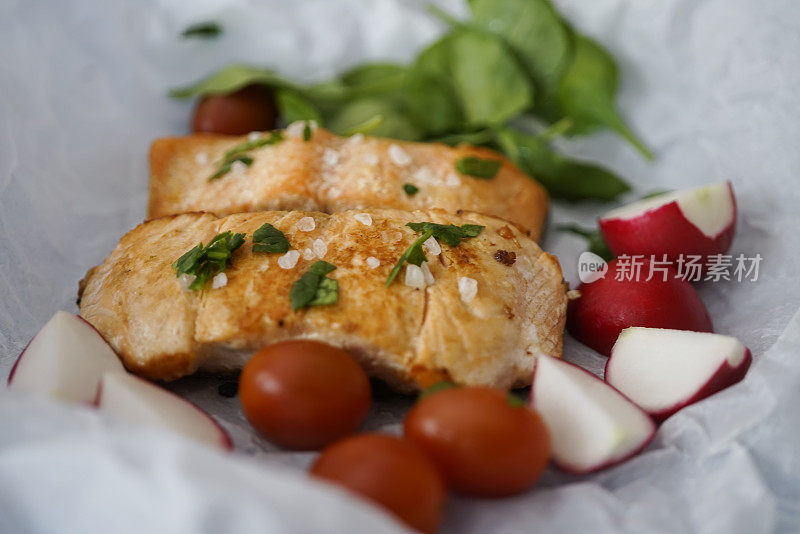 烤三文鱼排配番茄、菠菜和小萝卜