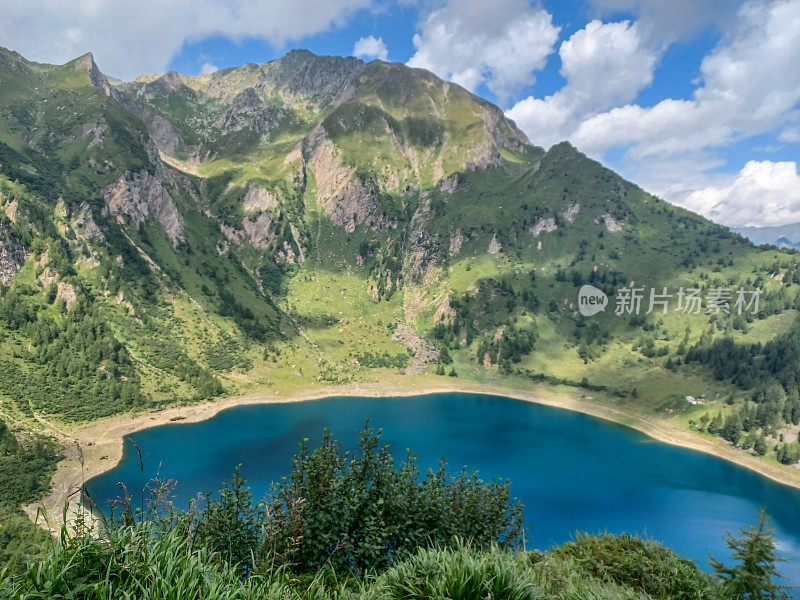 夏季阿尔卑斯湖，瑞士阿尔卑斯山