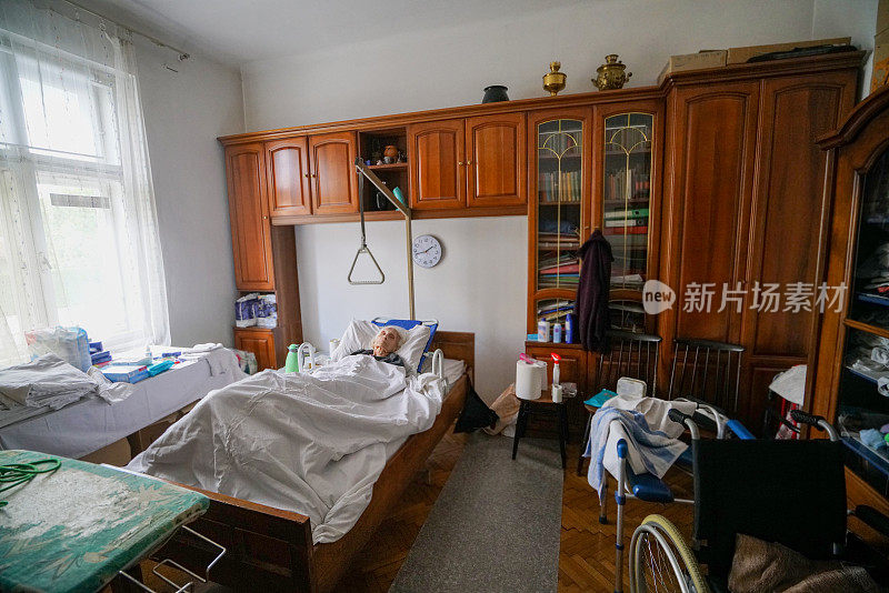 老人的观点，95岁不动的女人，独自在家，躺在她的床上在她的卧室。