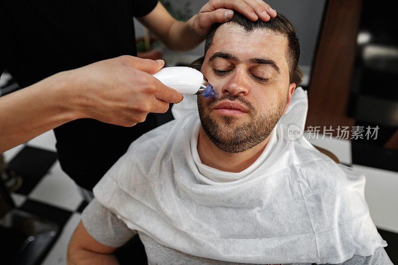 理发师大师用剃刀把男人鼻子上的头发剃掉