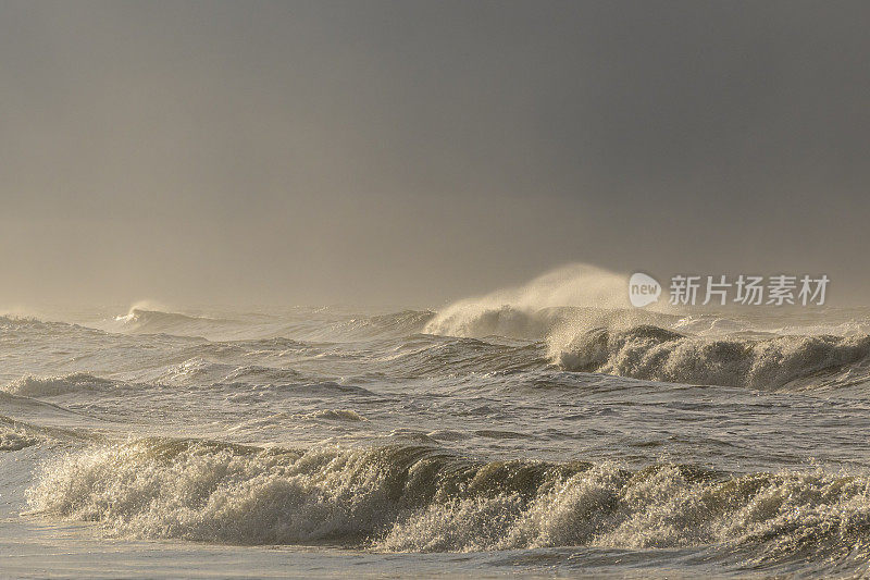 瓦登海区特塞尔岛海滩上的海浪