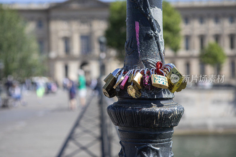 巴黎艺术桥上，挂在灯柱上的爱情锁