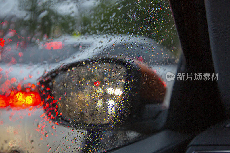 在雨天沿着繁忙的高速公路行驶的汽车视角