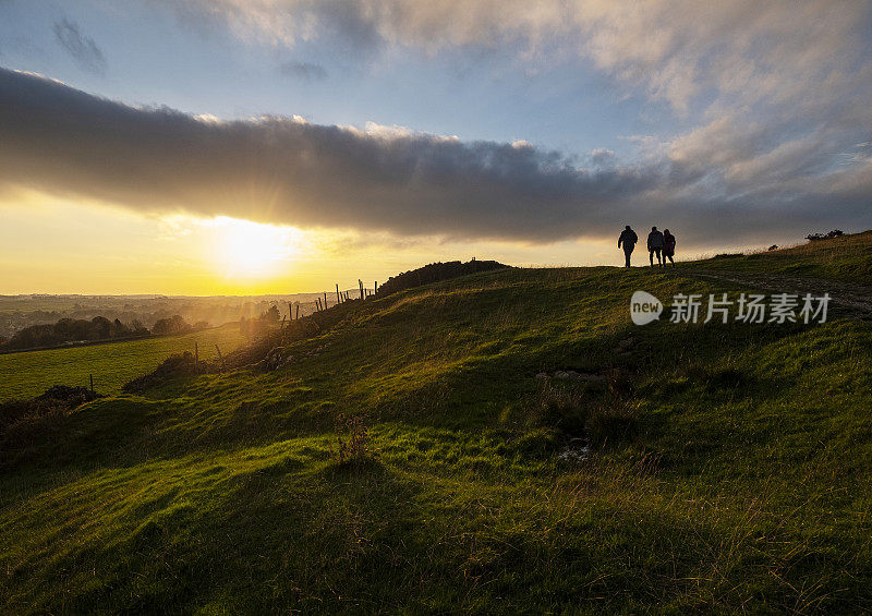 漫步在英格兰北部的夕阳里