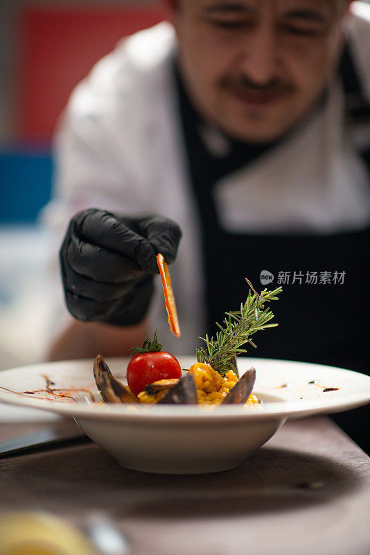 特写男厨师在餐厅装饰餐点