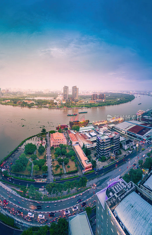 鸟瞰胡志明市的天际线和西贡河、芽荣码头和巴赫当港的摩天大楼。夕阳下多彩的西贡河。