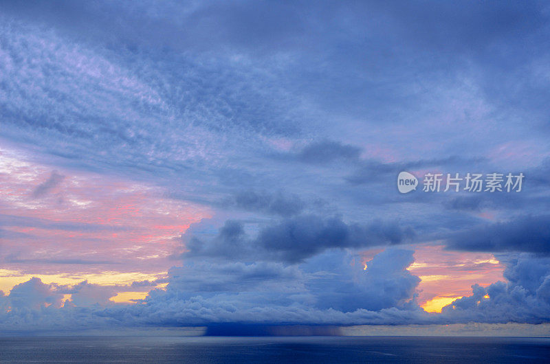 大西洋，海洋上空的雷雨