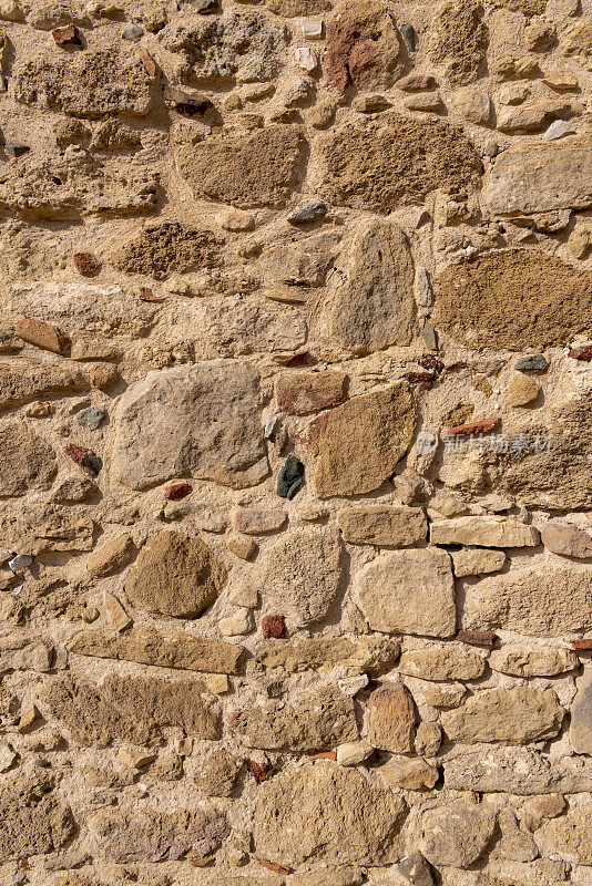 由多种天然岩石类型用浅色胶结在一起的石墙