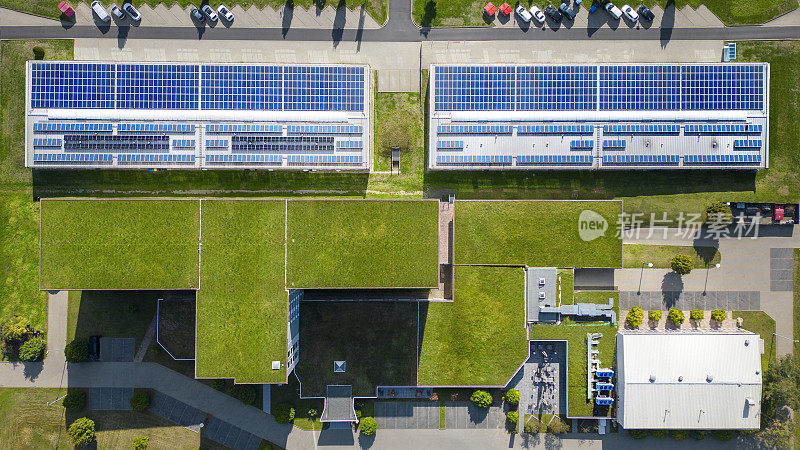 建筑物屋顶上的太阳能电池板和草