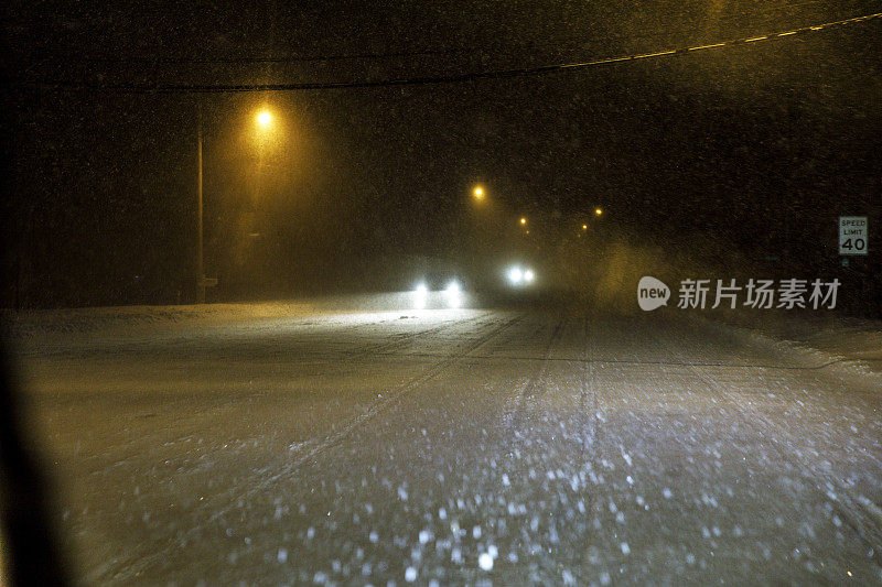 在暴风雪中驾驶的冬夜驾驶员的观点