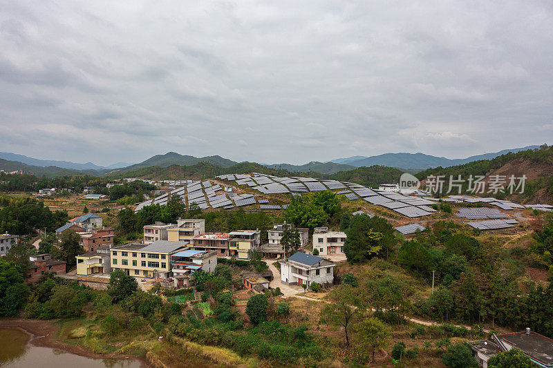 多云天气的村太阳能发电厂