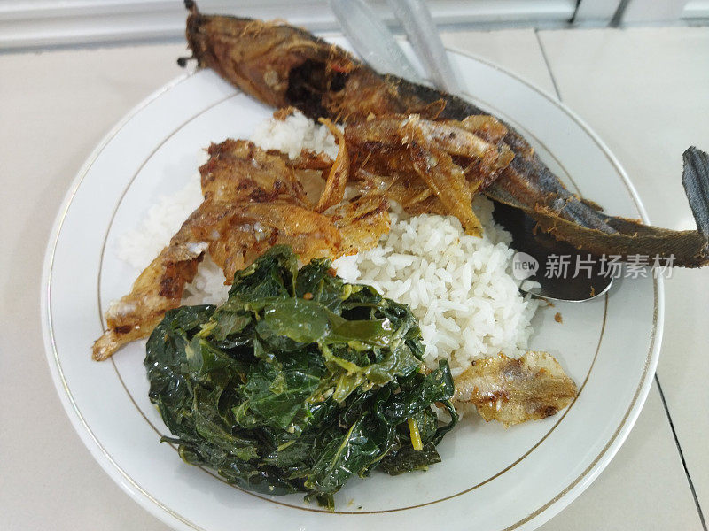 鲶鱼炖饭，咸鱼和木薯蔬菜