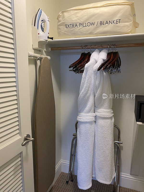 酒店衣柜里有浴袍，熨斗和保险箱