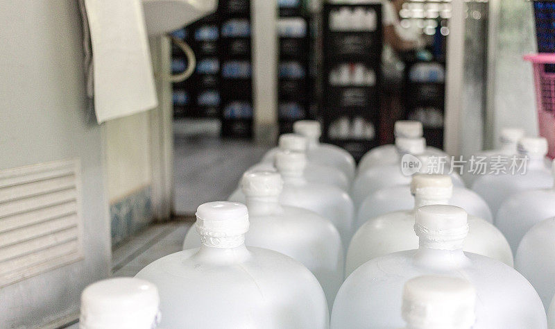 大量的水白色加仑。白色盖的加仑。装瓶厂-水装瓶生产线，用于加工和装瓶饮用水。饮用水业务