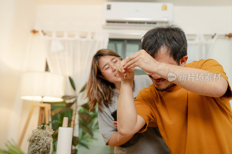 情侣们利用空闲时间一起学习烹饪技巧。