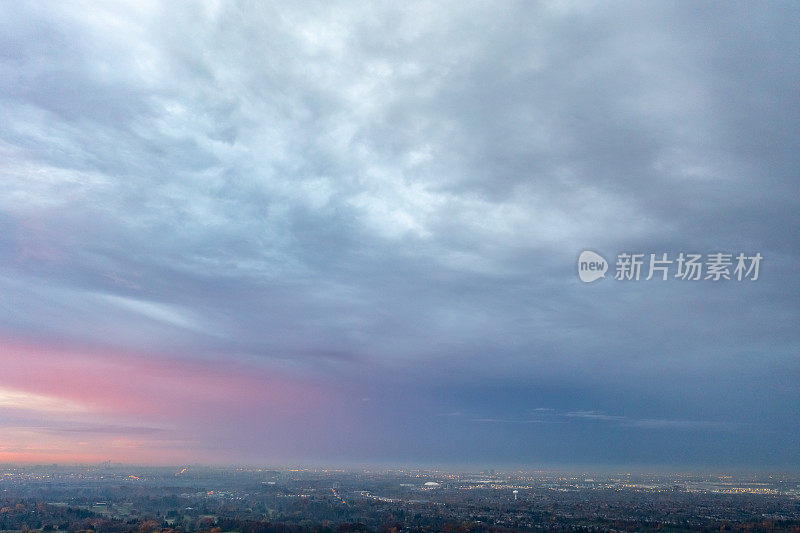 色彩柔和的天空与云在黎明作为自然背景