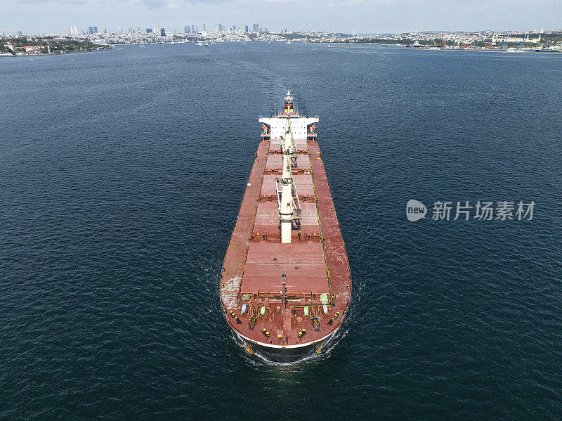 船舶进出口及商务物流，国际集装箱货船远洋物流运输，无人机航拍。