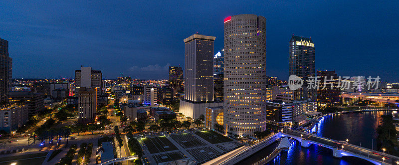 夜间坦帕市区天际线的鸟瞰图。超大，高分辨率的缝合全景。