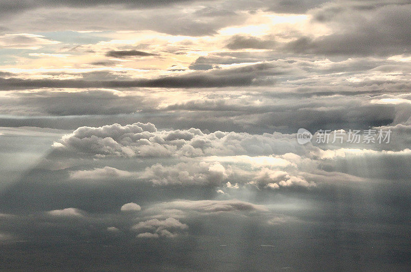 从飞机上看到的云层