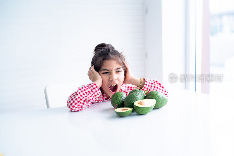 小女孩喜欢鳄梨