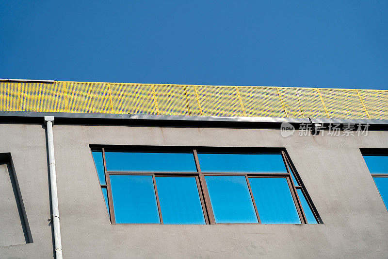 铝玻璃窗，蓝天，混凝土墙
