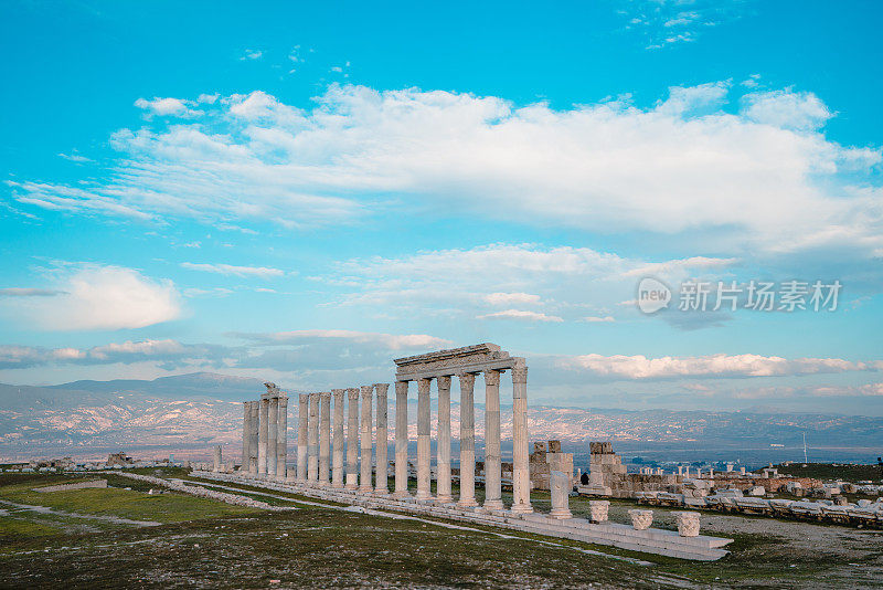 吕库斯河畔的老底嘉古遗址和建筑柱后的日落，Pamukkale