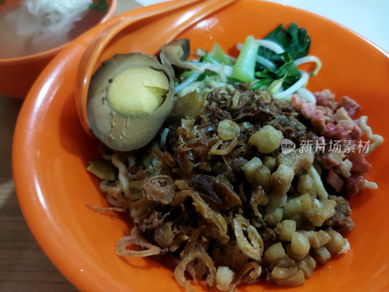 馄饨面配猪肉和煮鸡蛋