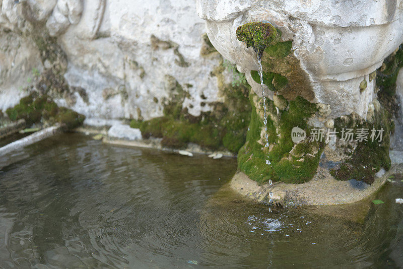 从喷泉流出的水