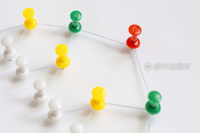 组织层级图。组命令通信链的彩色别针。结构，网络，社交媒体，领导力，团队建设，招聘，管理和连接的人的概念。