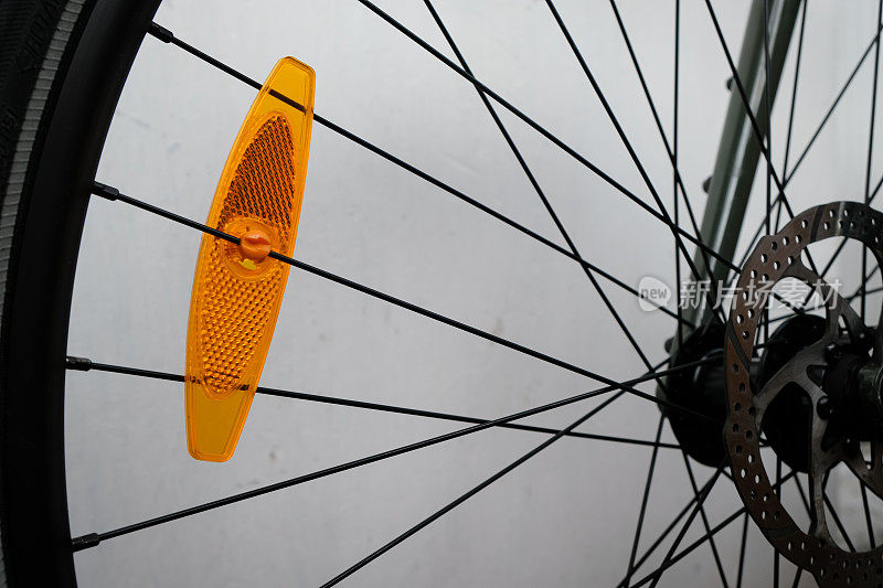 自行车反射器。自行车前轮轮毂。自行车辐条的连接。