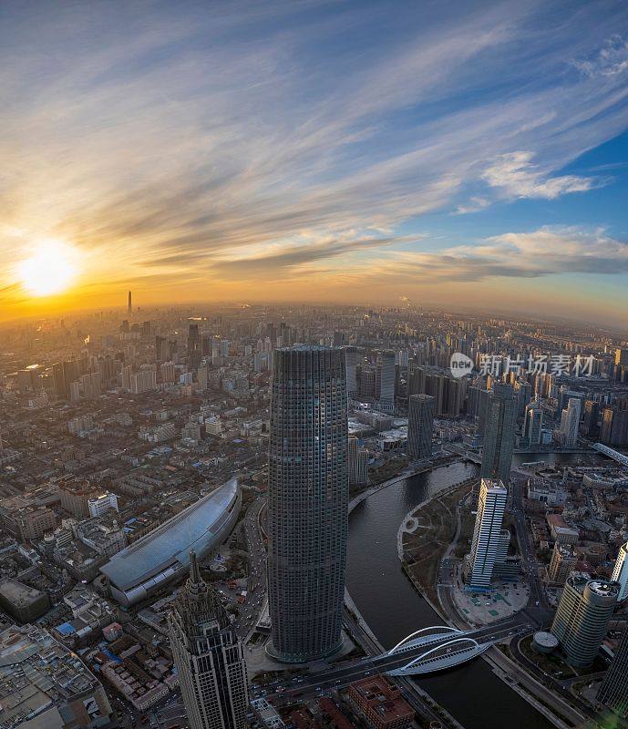 天津的城市空间和美丽的摩天大楼在中国的日出