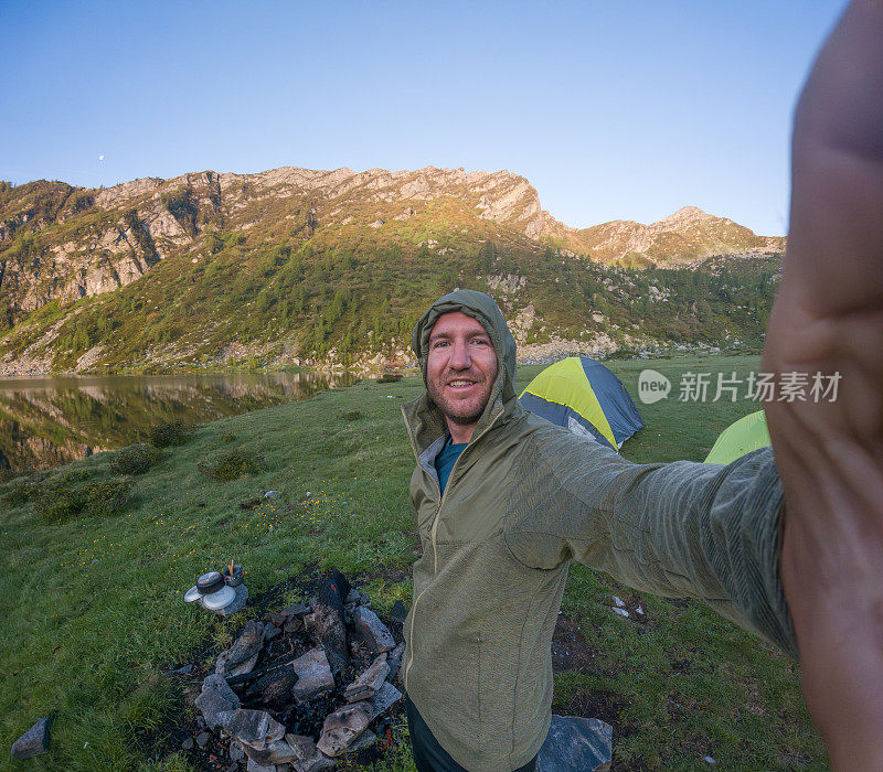 徒步旅行的男子在露营地自拍