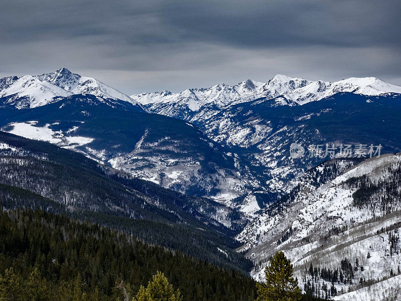 从科罗拉多州韦尔滑雪胜地看到的14000英尺的圣十字架山和周围山峰的长焦视图。