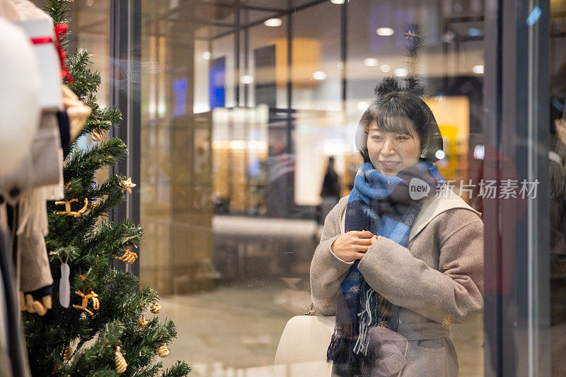 年轻女子在圣诞夜逛街