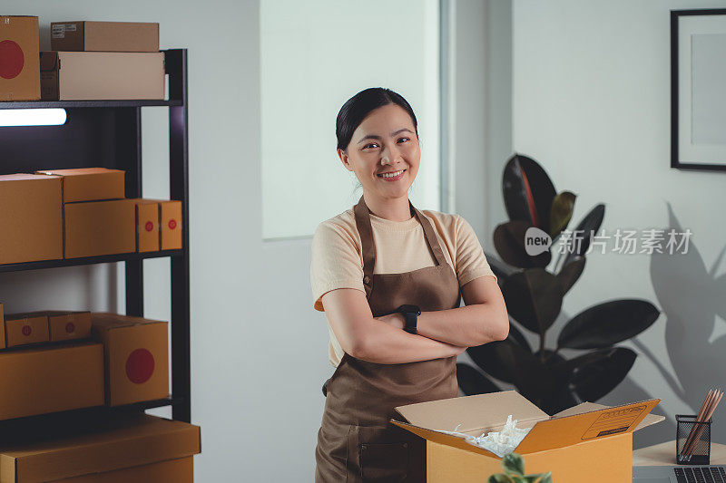 亚洲女网上卖家开心地微笑着看着镜头。