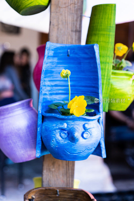 有趣的蓝色陶瓷装饰品，用作花盆。