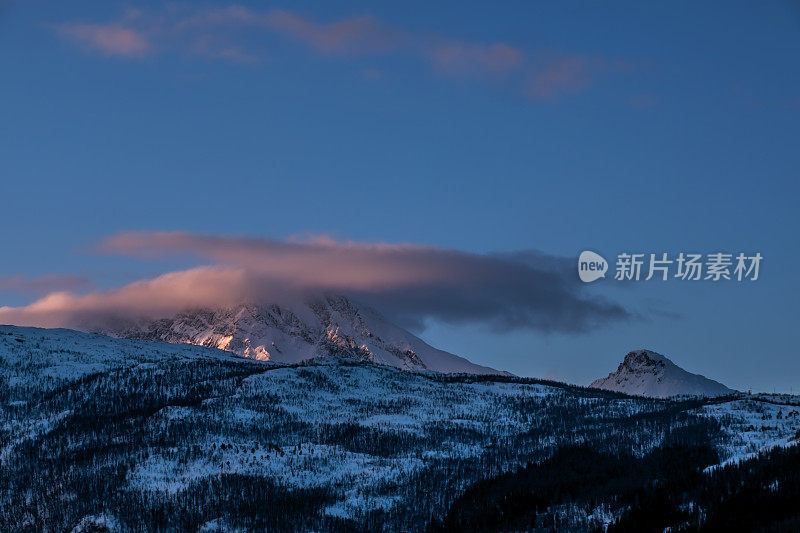 挪威诺德兰，挪威海上冬季日出时的雪山