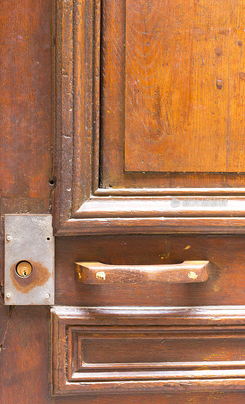 法国里昂:老木门和生锈的锁特写
