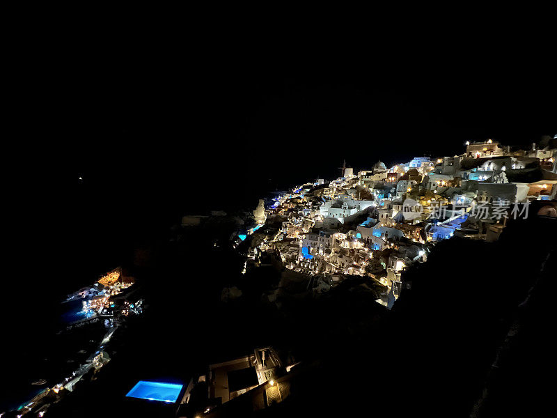 圣托里尼岛伊亚镇的夜景，还有发光的热水浴缸