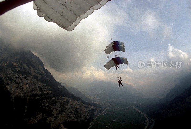 跳伞运动员在瑞士山区上空表演