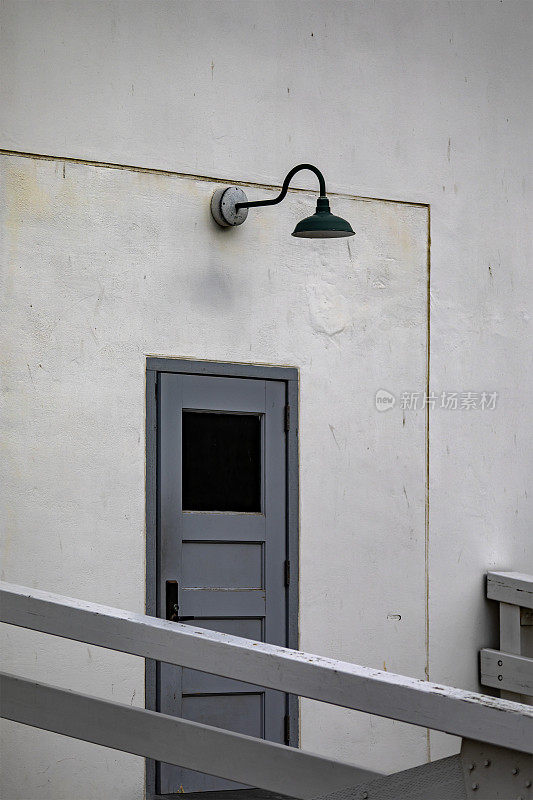 位于美国加利福尼亚州旧金山湾的美国恶魔岛联邦监狱的警卫室大门和萨利港。多云天空下的监视。