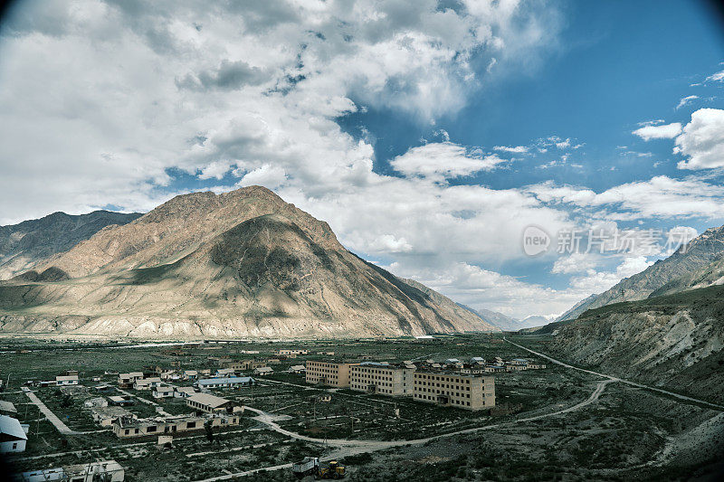 废弃小镇Enylchek在天山山脉，高角度视图