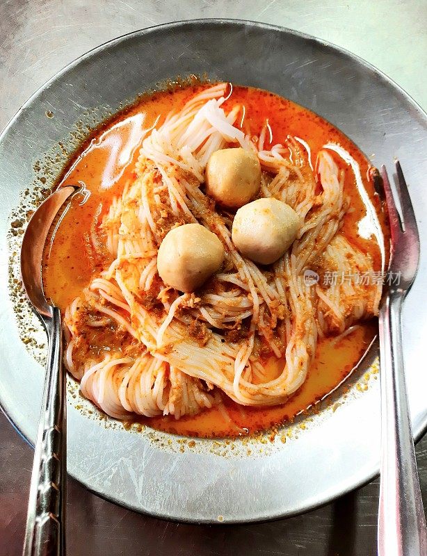 米粉和鱼咖喱肉丸-曼谷街头小吃。