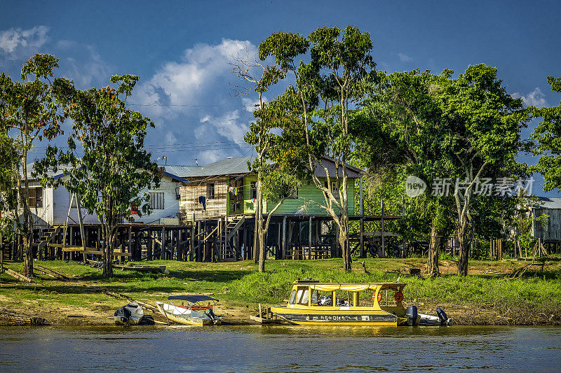 河边典型的亚马逊房屋