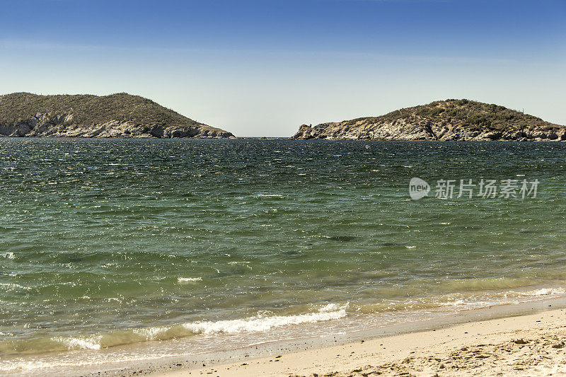 从圣卡洛斯海滩俯瞰，以海湾和山丘为背景。瓜伊马斯，索诺拉州，墨西哥。