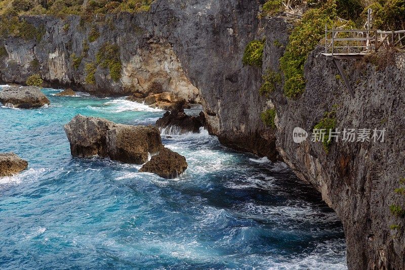 悬崖岩石形成与清晰的蓝天史诗视图