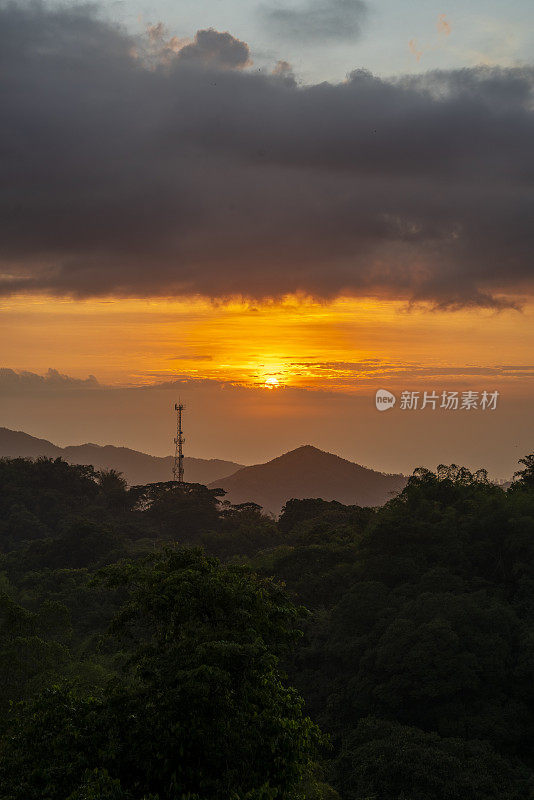 圣玛尔塔日落时内华达山脉的风景