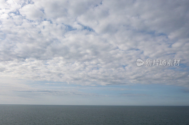 鸟瞰无边无际的大海和多云的天空。